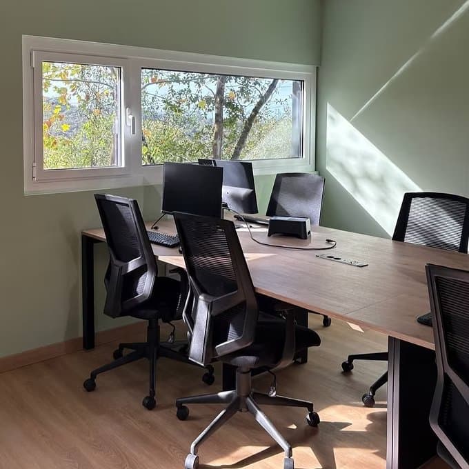 Puestos de coworking en Cowtainers